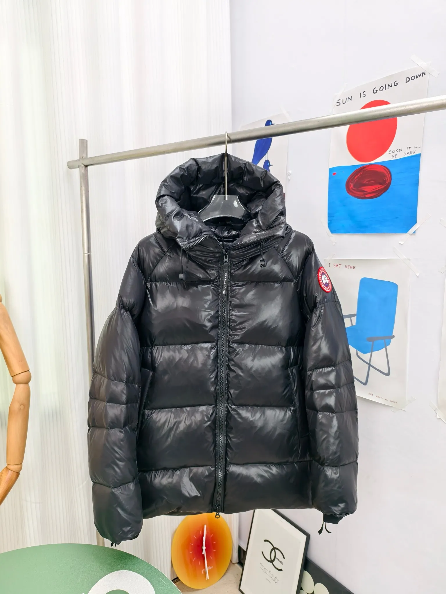 P1060 Big Goose 2239L Women's Puff Bread Jacket [Specially for foreign trade with high quality] Canada Goose Canada Goose Cypress Series Hooded Waterproof, Windproof and Warm Down Jacket Women's The new style of the Cypress series will make you stand out. This down jacket is an ideal winter piece. This style is filled with white duck down. Featuring a thin, channel-filled construction with lightweight fabrics and trim, it feels lightweight and adds warmth. The chin-protecting suede knit stand-up collar is soft and adds comfort. An adjustable down hood with cord closure adds warmth and protection against the elements. The back is designed with the iconic double-stripe black reflective decorative stripes to make you more visible in dim environments. The inner layer has removable elastic straps, making the jacket easy to carry on the shoulder and hands-free. Side zipper gusset dries and breathes when moving. Color: black with red label, silver birch Size: XS-2XL